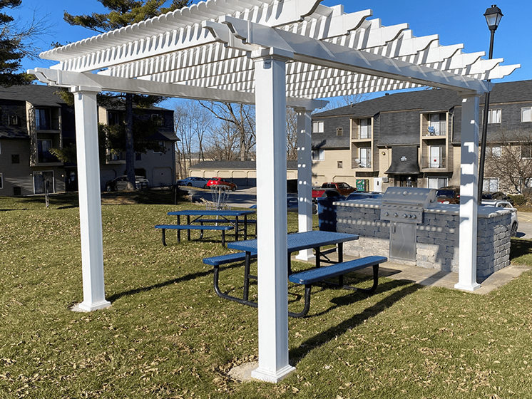 Outdoor Grill at Eagle's Pointe Apartments